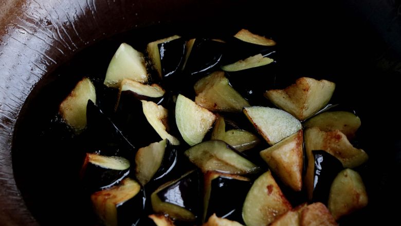『土豆茄子煲』,再放入茄子炸至金黄色,捞出备用;