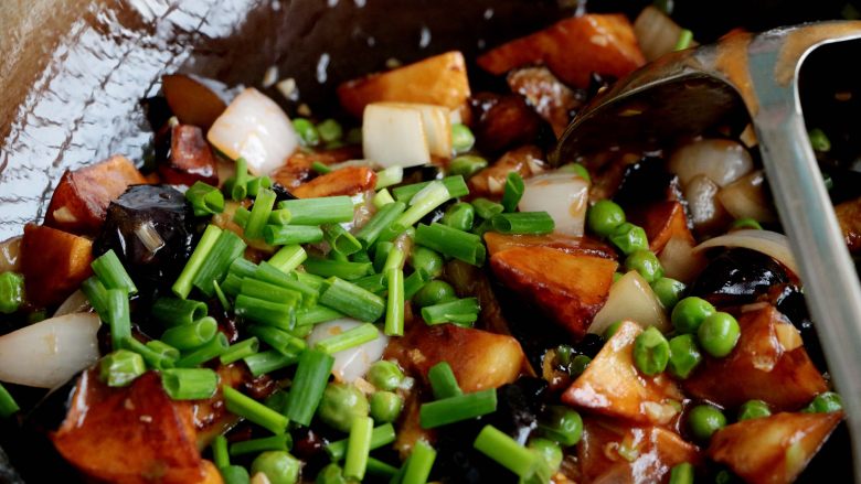 『土豆茄子煲』,最后出锅前放入葱叶,翻炒均匀即可出锅