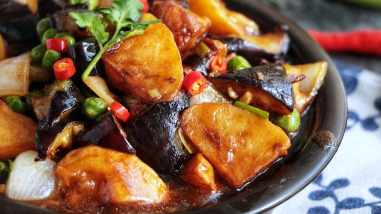 『土豆茄子煲』,这个季节来这样一锅,不仅超级下饭,而且营养丰富
也可以放在砂锅里,开着火边吃边取暖。
啧啧啧。。。。