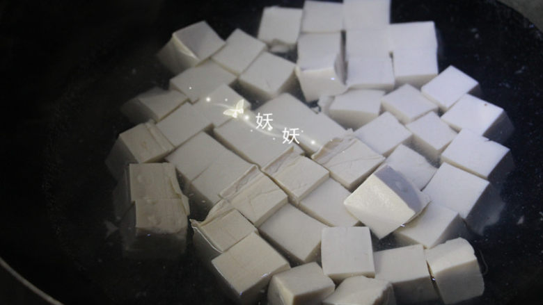 肉沫烧豆腐,入锅煮一下,煮过的豆腐可以更好的定型,不会一碰就散。