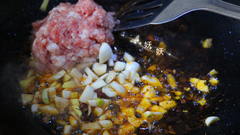 肉沫烧豆腐,下猪肉,姜蒜花椒,一起炒出香味。