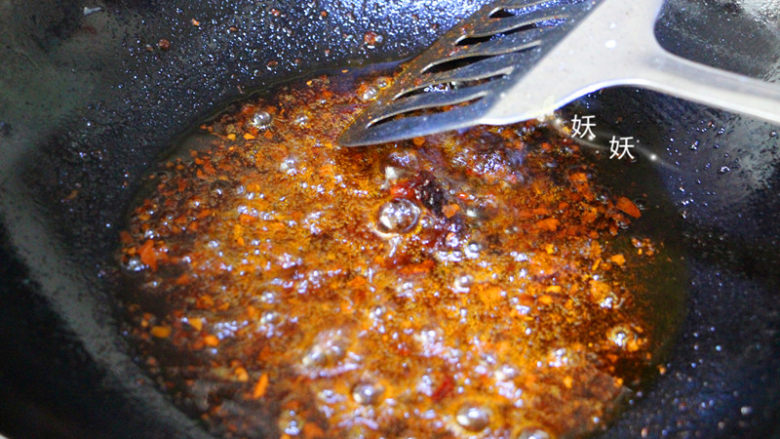 肉沫烧豆腐,油锅烧热,下<a style='color:red;display:inline-block;' href='/shicai/ 705'>豆瓣酱</a>翻炒。