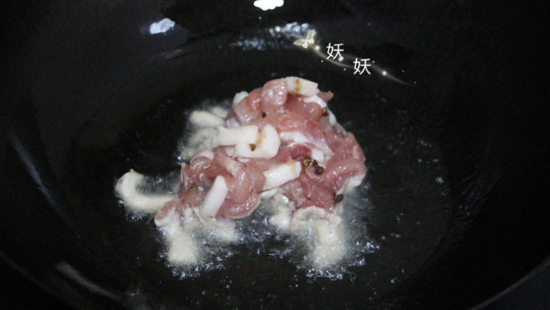 豆角焖面,油锅烧热，滑入肉丝。