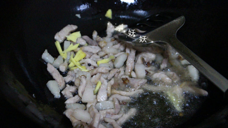 豆角焖面,下<a style='color:red;display:inline-block;' href='/shicai/ 37'>姜</a>丝,散开炒香。
