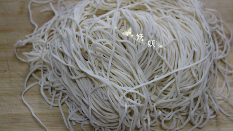 豆角焖面,一定要选用鲜面条,这个在市场鲜面条摊位上都有卖。