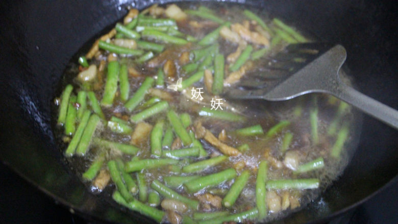 豆角焖面,撒盐,加两碗水煮开。水开后乘三分之二的汤水出来备用,锅内留大约三分之一。