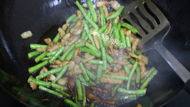 豆角焖面,加一勺<a style='color:red;display:inline-block;' href='/shicai/ 762'>老抽</a>,料酒调色。