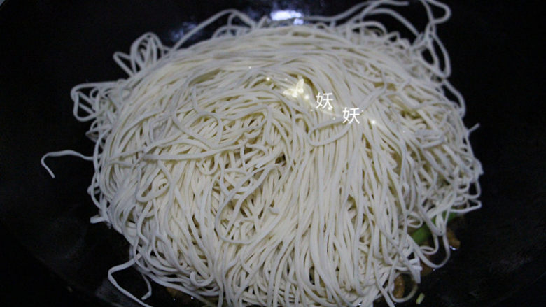 豆角焖面,把鲜面条盖在豆角肉丝上,调小火,盖上盖子,利用蒸汽焖面。