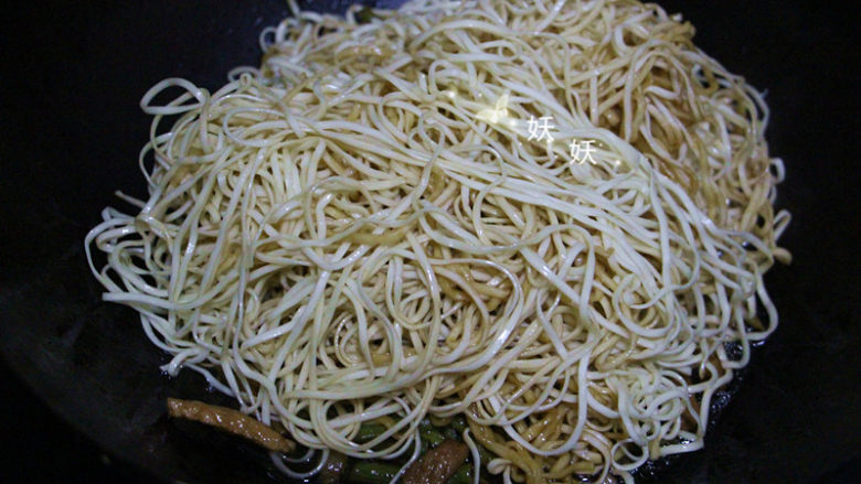 豆角焖面,剩下的三分之二分两次加入锅里,全程小火焖,中途用筷子播散一下面条,让面条均匀受热。
