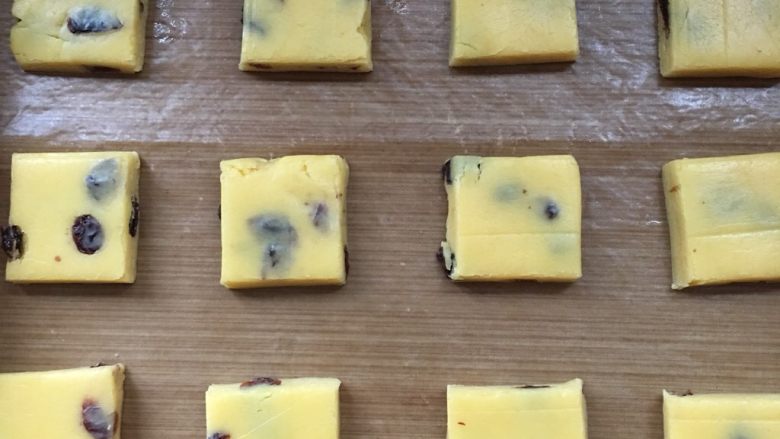 葡萄干奶酥,面团擀成1cm的面饼,再切成大小均匀的方块或者长方形,但是大小薄厚要一致,避免烤的时候受热不均匀
