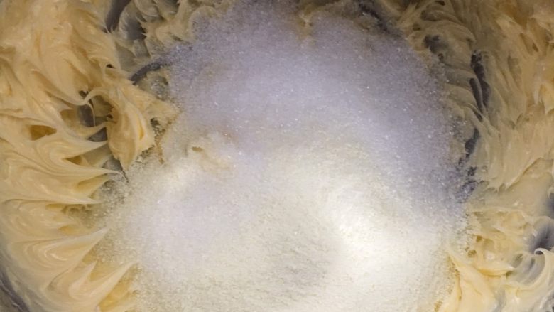 葡萄干奶酥,加入奶粉砂糖,先用刮刀混合均匀