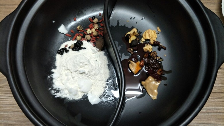 鸳鸯火锅,把两种汤底分别放入鸳鸯锅,因为不太会吃辣,辣汤的就放一点