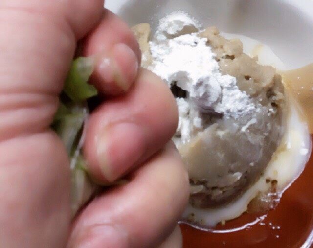 小黄花鱼丸子汤,倒入少许葱姜大料水,再把葱姜大料抓起挤入鱼泥中