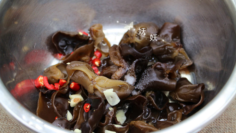 香菜拌木耳,凉水浸过的黑木耳装入容器，加盐，<a style='color:red;display:inline-block;' href='/shicai/ 857'>植物油</a>，<a style='color:red;display:inline-block;' href='/shicai/ 715'>白醋</a>，小米辣，蒜末。