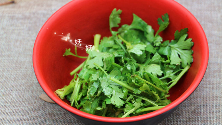 香菜拌木耳,<a style='color:red;display:inline-block;' href='/shicai/ 131'>香菜</a>多一点,切跟木耳长度一致的小段。