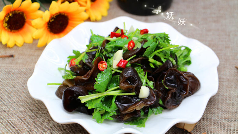 香菜拌木耳,入冰箱冷藏一下再吃,更爽脆!下酒佐粥配米饭,怎样吃都美味。