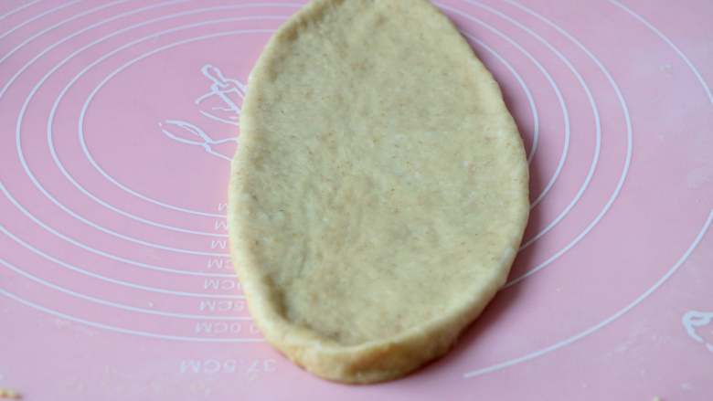 色拉油版吐司,取一小团擀成长舌状;