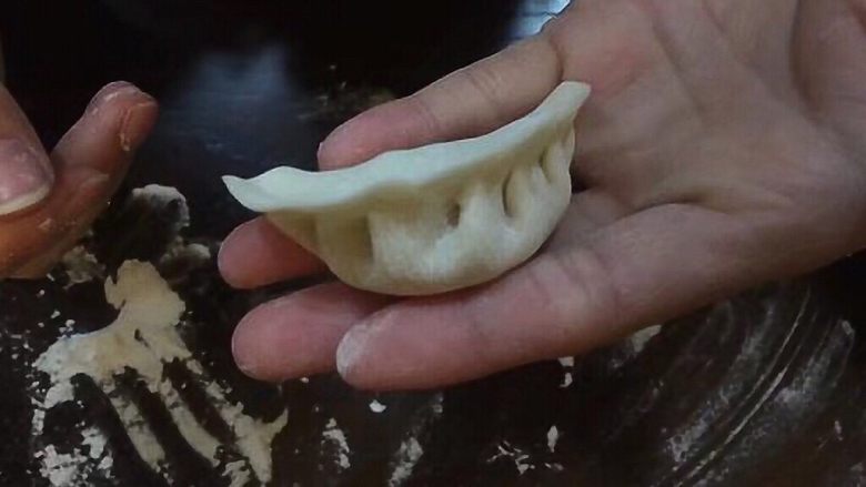 香菇猪肉饺,在保证馅都在里面不会跑出来时,拇指就可以轻轻扶着外面的皮子,继续捏