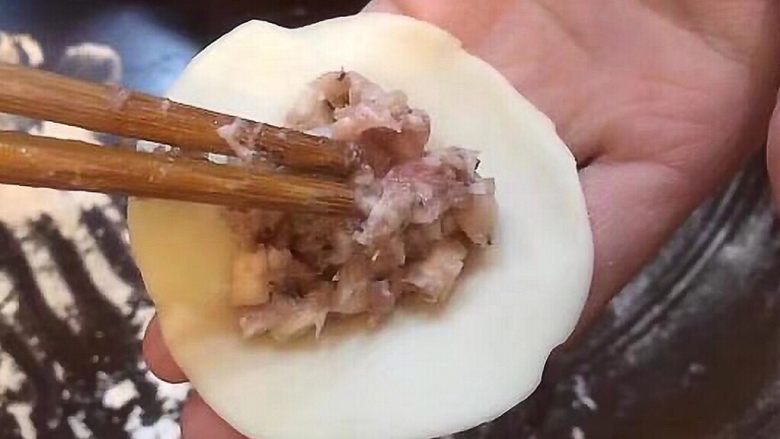 香菇猪肉饺,准备一盆水,用手指沾水,抹边缘