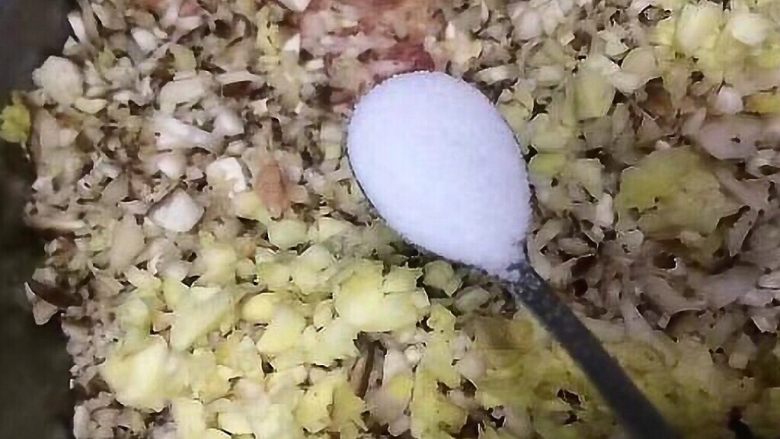 香菇猪肉饺,将大蒜生姜洗净去皮剁碎放入,加入一勺半盐