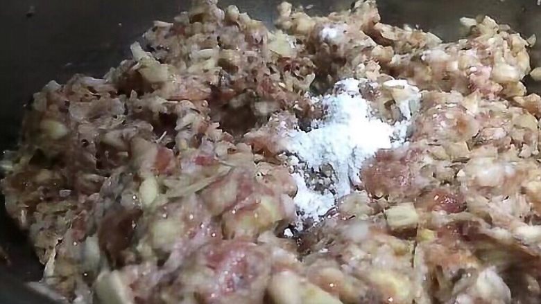 香菇猪肉饺,用手抓均匀,撒适量生粉抓匀腌制一会