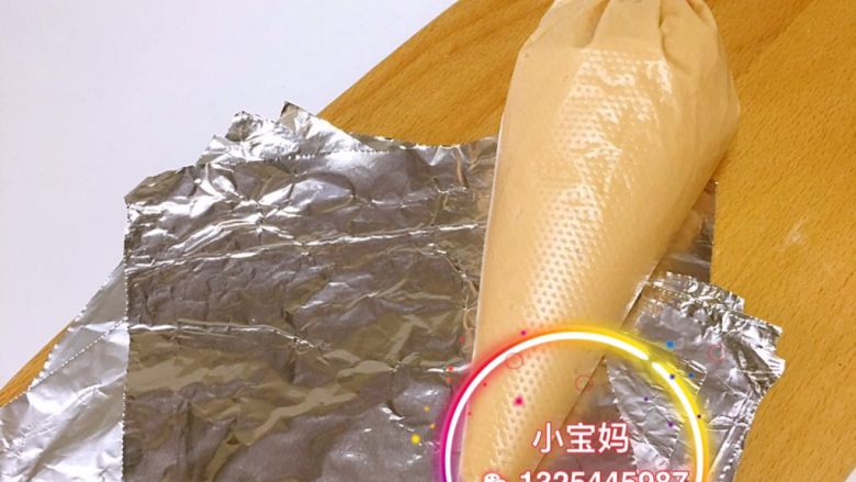 自制肉肠,打好的肉泥盛入蛋糕裱花袋中,挤到锡纸上面卷好。