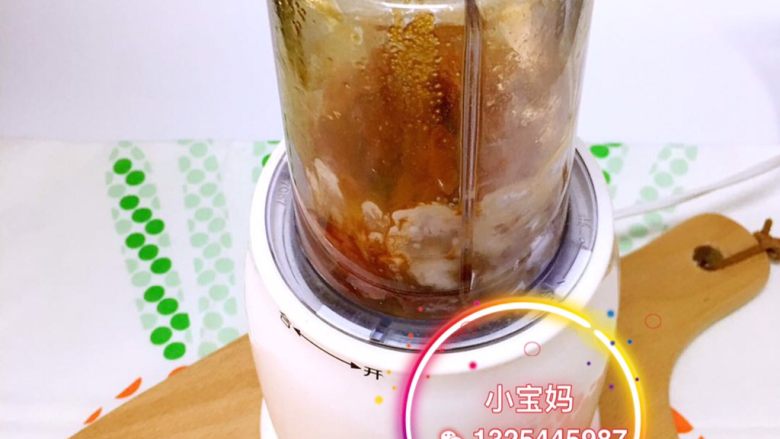 自制肉肠,1、肉切丁、加入酱油、糖、盐、葱姜水、蛋液、玉米淀粉、植物油;用料理机打成泥。