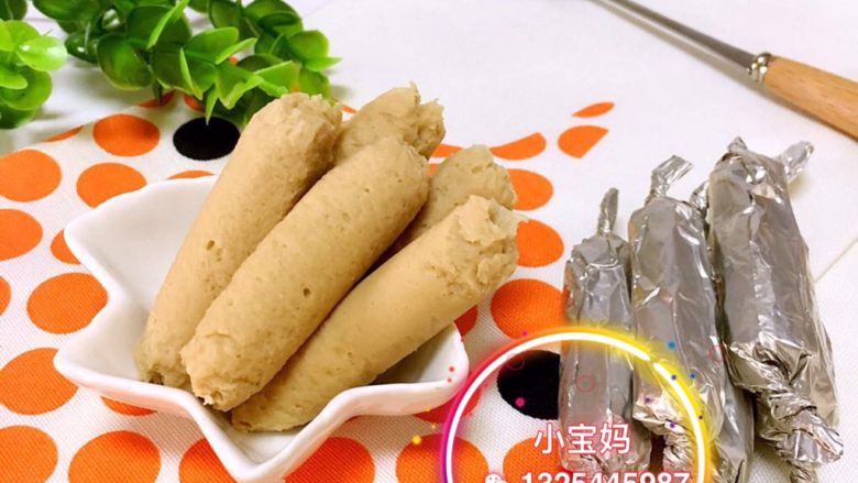 自制肉肠,吃不完的不用揭开锡纸,放置冰箱即可