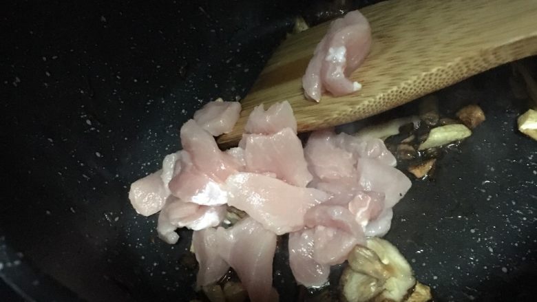 腊肠南瓜饭,接着放肉片,炒至变色