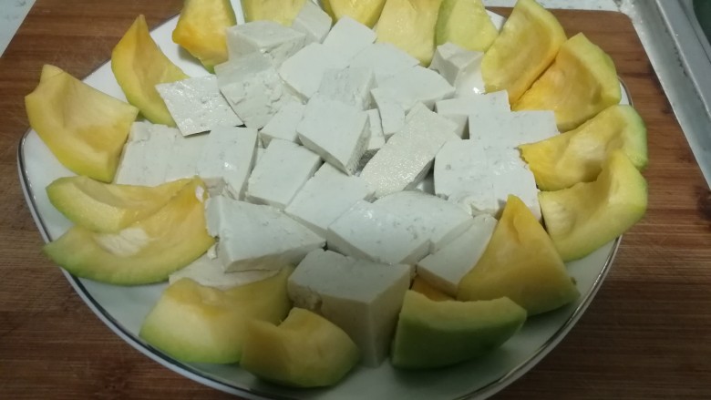 东北吃法_酱香窝瓜蒸豆腐,豆腐和窝瓜摆盘,窝瓜摆在豆腐的四周。