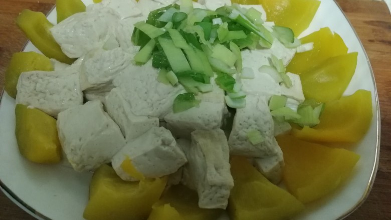 东北吃法_酱香窝瓜蒸豆腐,葱碎撒到盘子里,浇上调好的料汁即可。(如下图)