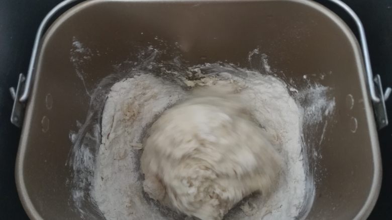 萌萌的小熊挤挤包,启动面包机和面程序,20分钟