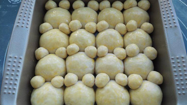 萌萌的小熊挤挤包, 刷上蛋液然后放入提起预热的烤箱,180度烤25分钟