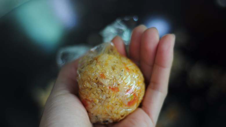 圣诞老人便当,包起来,裹圆,用力揉紧