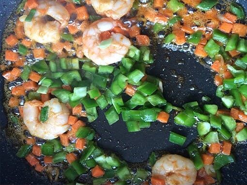 炒饭秀(芝士虾仁炒饭/焗饭),放入葱花、青椒丁、胡萝卜丁,翻炒