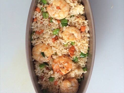 炒饭秀(芝士虾仁炒饭/焗饭),炒好的米饭装入模句内(只想吃炒饭的话,做到这步就可以了)