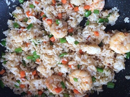 炒饭秀(芝士虾仁炒饭/焗饭),加入<a style='color:red;display:inline-block;' href='/shicai/ 507'>米饭</a>翻炒,加入适量的盐调味