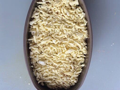 炒饭秀(芝士虾仁炒饭/焗饭),表面洒满<a style='color:red;display:inline-block;' href='/shicai/ 62189'>芝士碎</a>,烤箱预热,180度烤15分钟即可