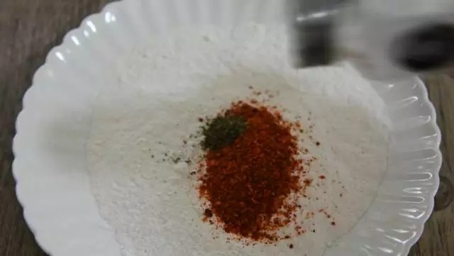 不输肯德基的鸡米花,做法简单,一学就会!,面粉中拌入辣椒粉、黑胡椒、盐,搅拌均匀