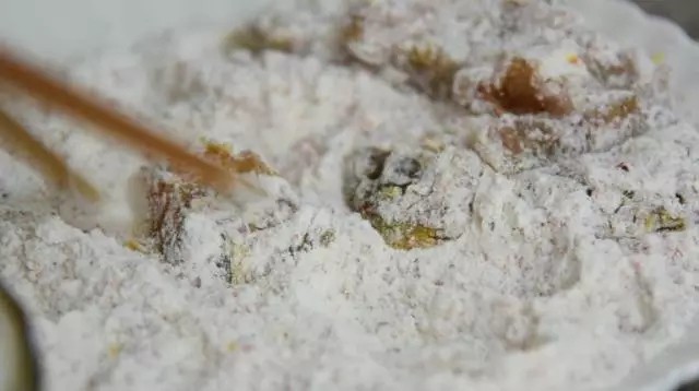 不输肯德基的鸡米花,做法简单,一学就会!,将鸡肉丁裹上一层蛋液,再拍上一层面粉备用