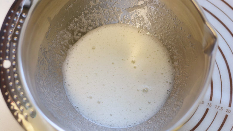 费南雪,用手动打蛋器搅拌至糖融化,这个过程需要有耐心,