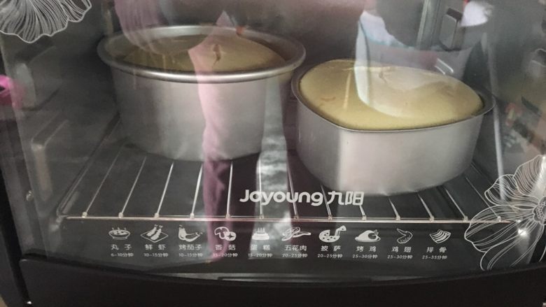 海绵蛋糕,放入烤箱,上下火150°,三十分钟