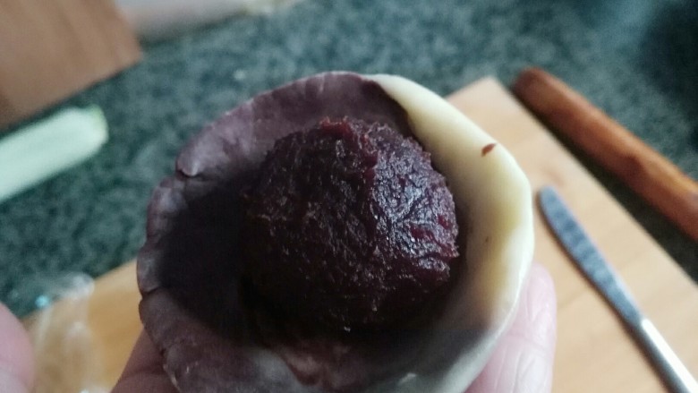 可可蛋黄酥,切面向下压成饼状
包入馅料
放虎口处慢慢向上推封口
预热好的烤箱150度烤30分钟即可
