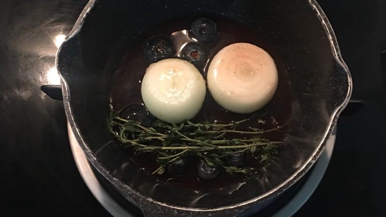 香煎鸭胸佐蓝莓酒醋酱,将除了果酱以外的材料,都放入小锅中煮滚。
