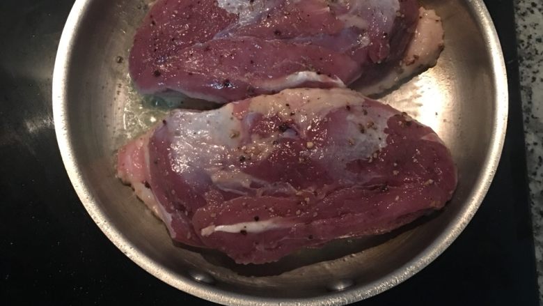 香煎鸭胸佐蓝莓酒醋酱,鸭胸皮朝下中小火煎到上色出油,