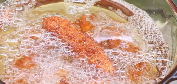 墨西哥鱼柳托斯塔,下油锅炸,捞出。油温升高后复炸,炸至表面金黄即可捞出。