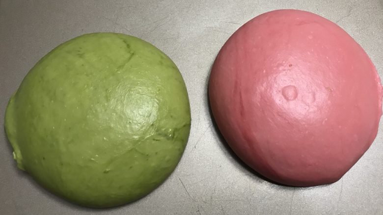 双色辫子面包~感受浓浓圣诞气息,分别滚圆,入发酵箱28度进行基础发酵至两倍。