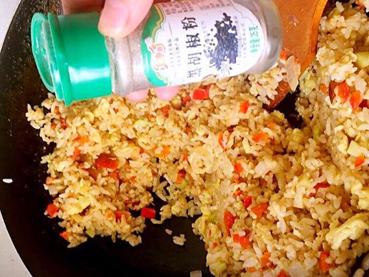 炒饭秀+时蔬蛋炒饭,最后加点黑胡椒粉,加点切好的<a style='color:red;display:inline-block;' href='/shicai/ 138'>大葱</a>粒,提味。翻炒均匀,就可以关火出锅。