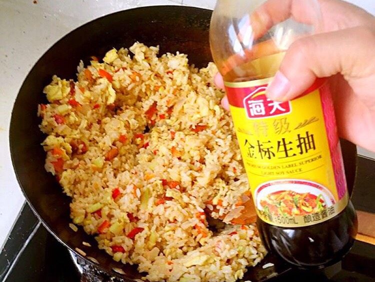 炒饭秀+时蔬蛋炒饭,加入适量生抽,翻炒均匀!