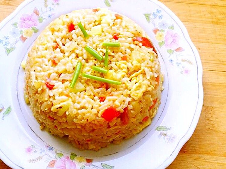 炒饭秀+时蔬蛋炒饭,时蔬蛋炒饭就OK了。食材简单,做法简单。关键还好吃。口味,可根据自己的口感,进行调整。